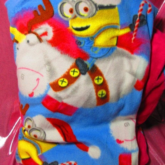 Despicable Me Minions Riding Fluffy The Unicorn Christmas 58 x 58" Fleece Blanke - Picture 1 of 3
